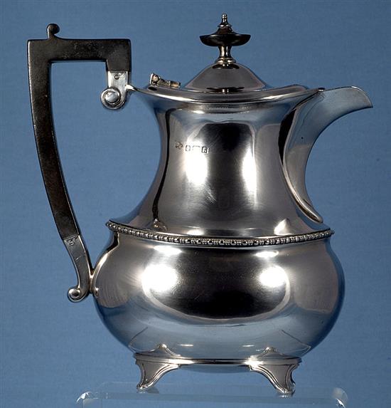 A good George V silver hot water pot, Height to handle 8 ½”/216mm Weight 26.1oz/740grms